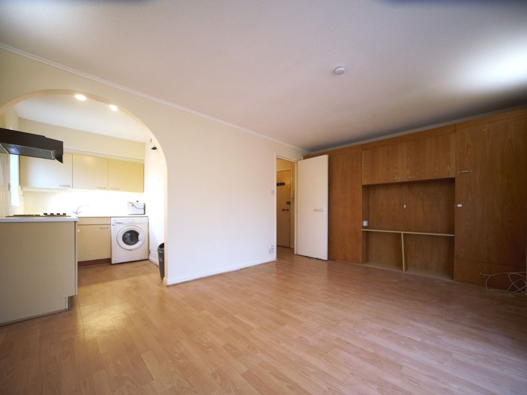 Studio to rent in Mead Avenue, Langley SL3, £850 pcm
