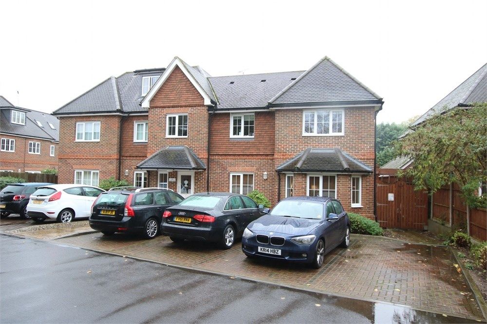 1 bed flat for sale in Godwin Close, Wokingham RG41, £230,000