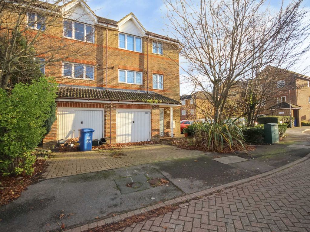 4 bed town house for sale in Anders Corner, Bracknell RG42, £390,000