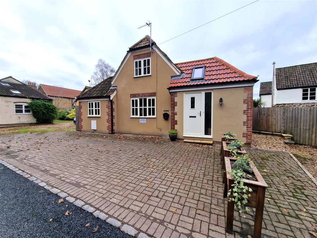 1 bed detached house for sale in Church Road, Derry Hill, Calne SN11, £269,500