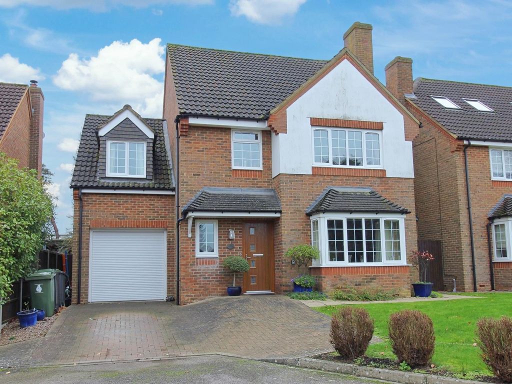 4 bed detached house for sale in Bramley Close, Shefford SG17, £650,000