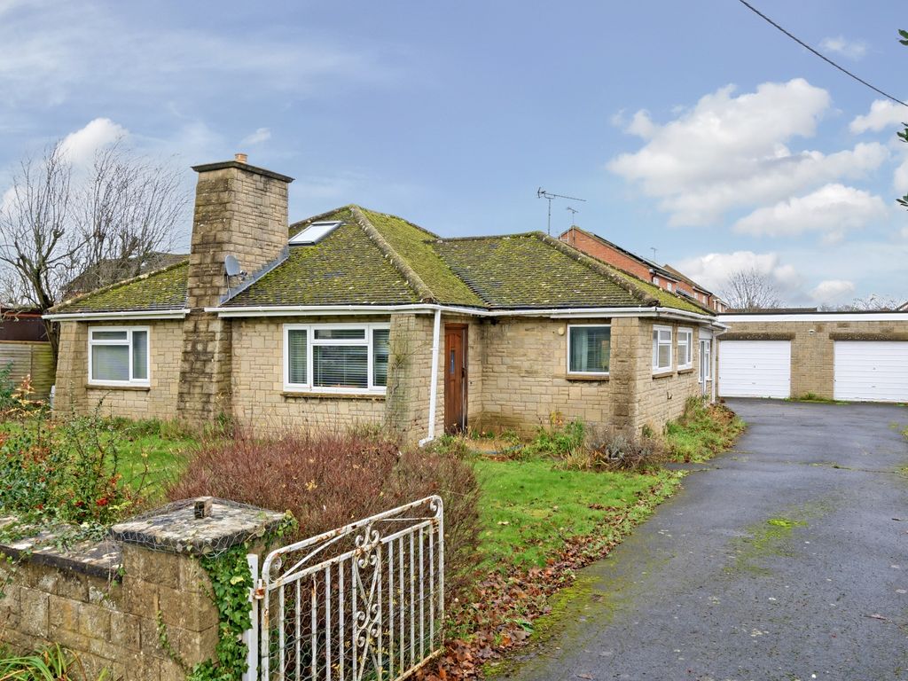 3 bed detached bungalow for sale in Black Bourton Road, Carterton, Oxfordshire OX18, £450,000