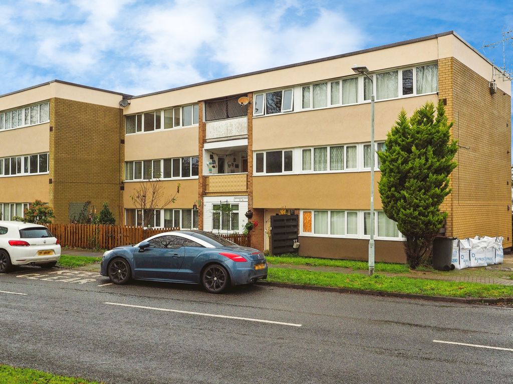 2 bed flat for sale in Borrowdale Court, Chilwell, Nottinghamshire NG9, £145,000