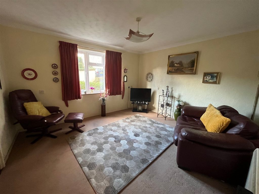 2 bed flat for sale in Oldway Road, Paignton TQ3, £139,950