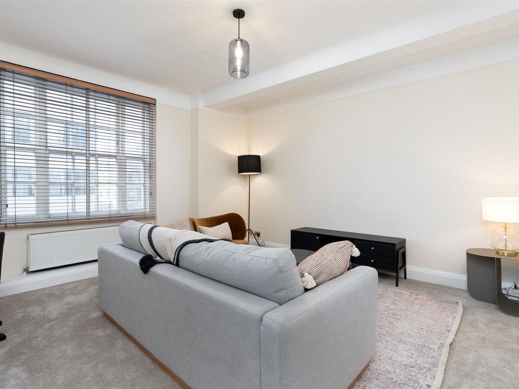 3 bed flat to rent in Great Cumberland Place, London W1H, £4,500 pcm