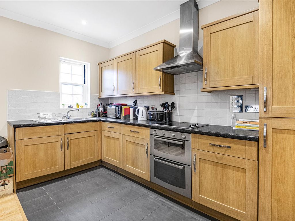 2 bed flat for sale in Blackwell Close, London N21, £350,000