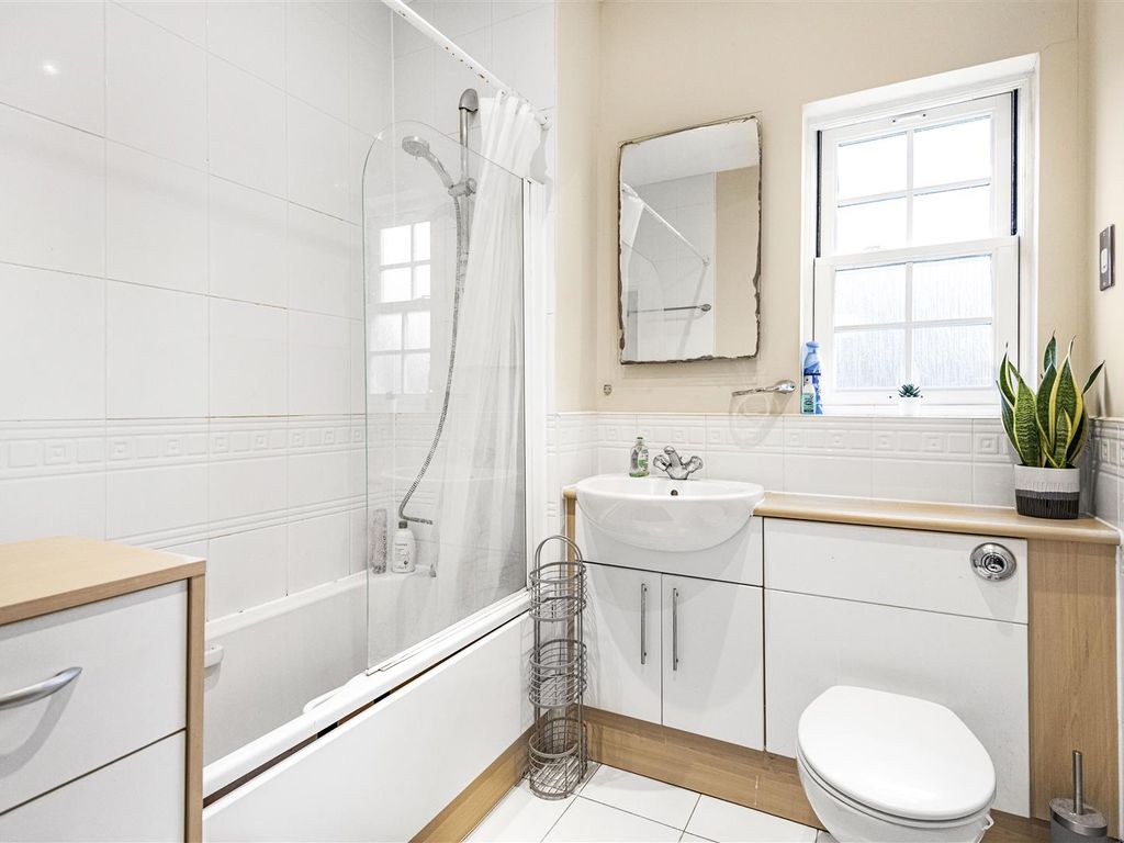 2 bed flat for sale in Blackwell Close, London N21, £350,000