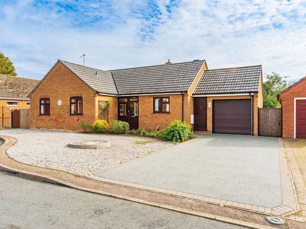 3 bed detached bungalow for sale in Brandon Close, Swaffham PE37, £300,000