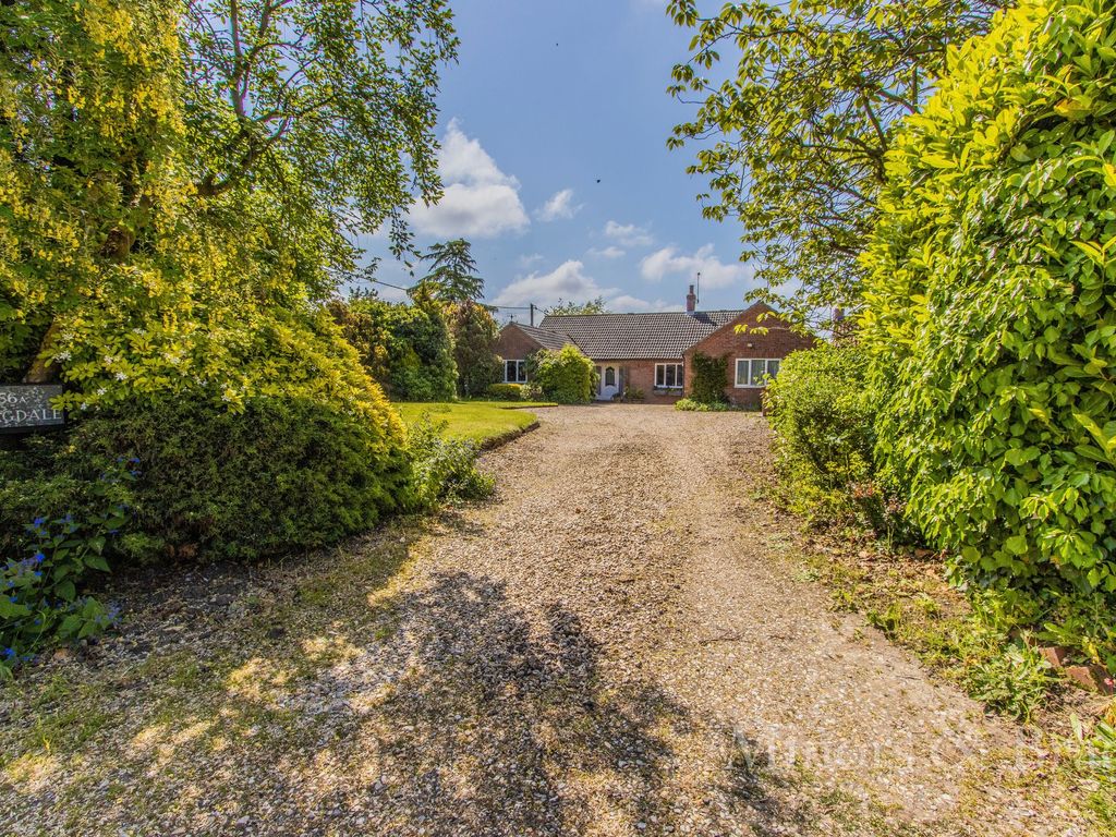 3 bed detached bungalow for sale in The Street, Hindolveston NR20, £425,000