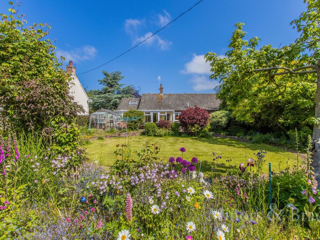 3 bed detached bungalow for sale in The Street, Hindolveston NR20, £425,000