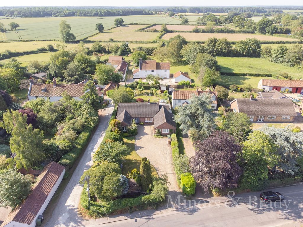 3 bed detached bungalow for sale in The Street, Hindolveston NR20, £425,000