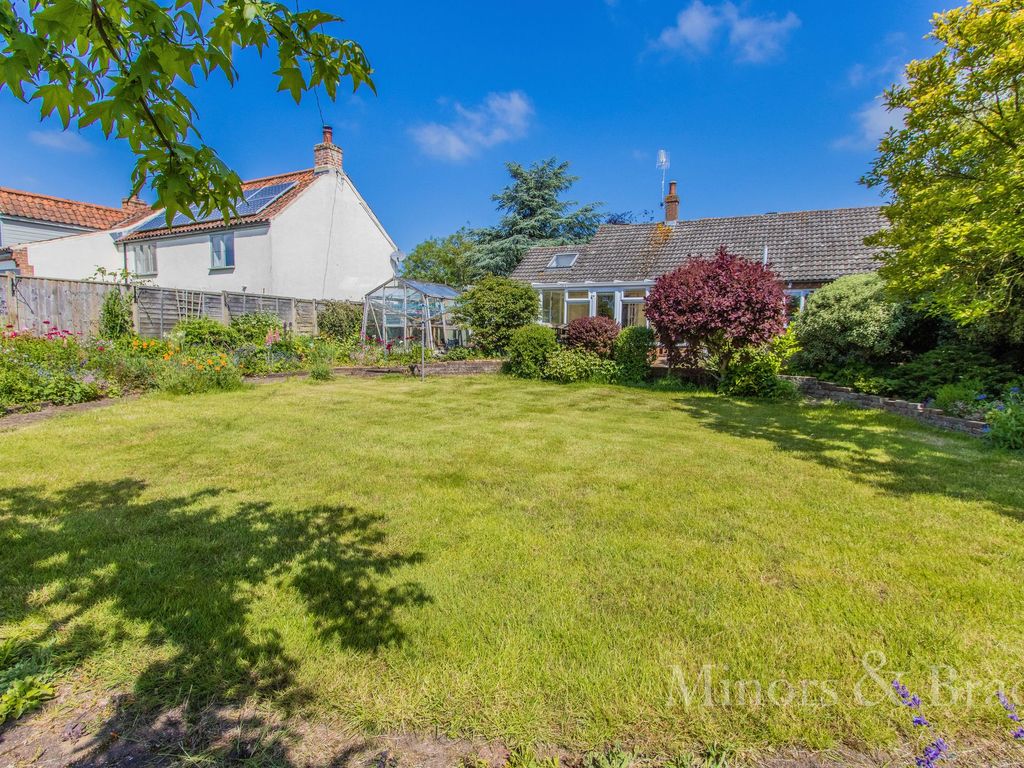 3 bed detached bungalow for sale in The Street, Hindolveston NR20, £425,000