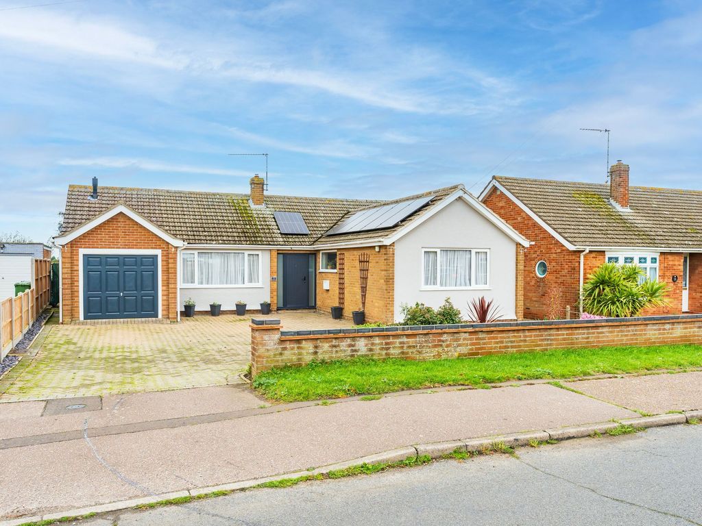 3 bed detached bungalow for sale in Beach Drive, Scratby NR29, £395,000