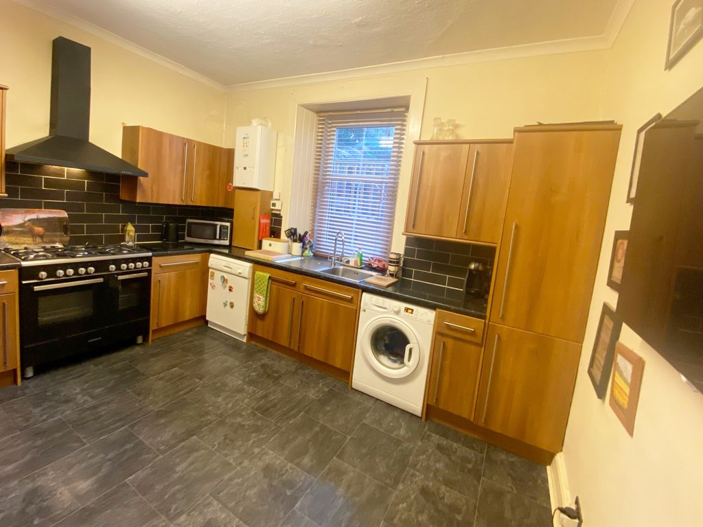 2 bed flat for sale in Queen Street, Perth PH2, £128,000