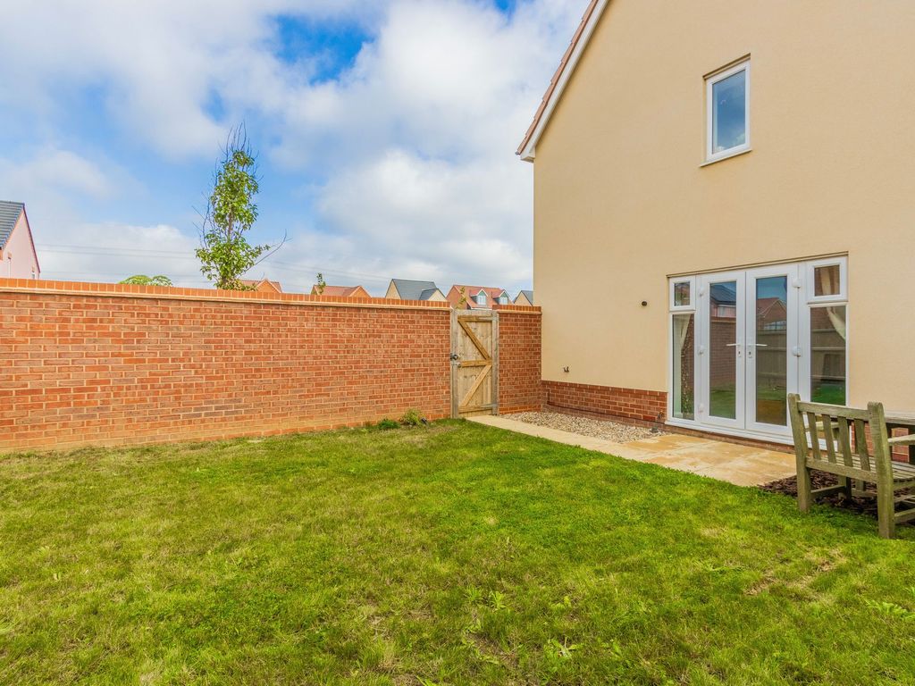 3 bed detached house for sale in Harness Maker Way, Hethersett NR9, £315,000