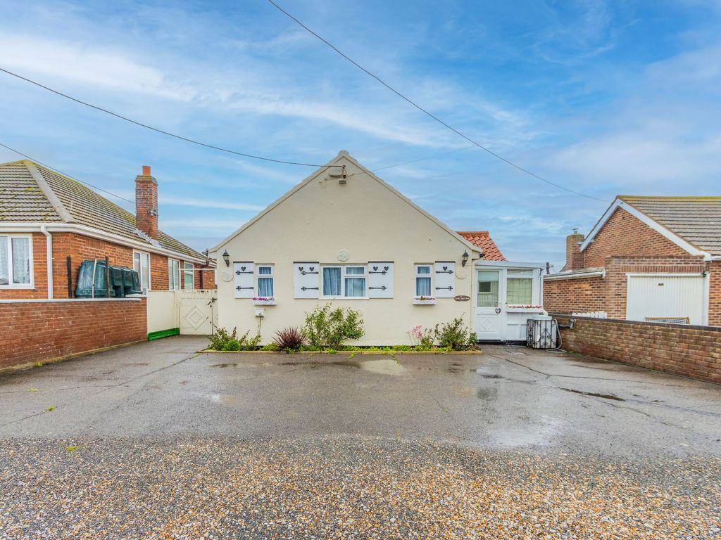 2 bed detached bungalow for sale in California Crescent, California NR29, £200,000