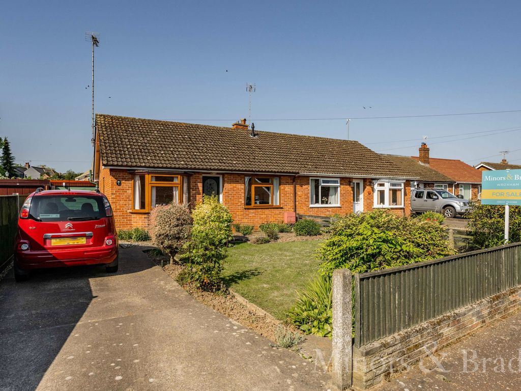 3 bed semi-detached bungalow for sale in Hermitage Close, Acle NR13, £230,000