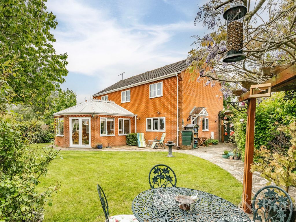 4 bed detached house for sale in St. Johns Close, Coltishall NR12, £525,000