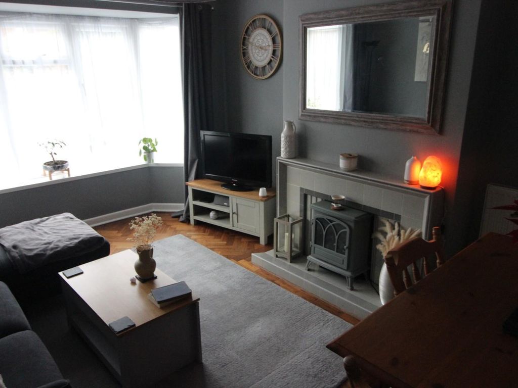 2 bed flat to rent in Stuart Road, Highcliffe, Christchurch, Dorset BH23, £1,295 pcm