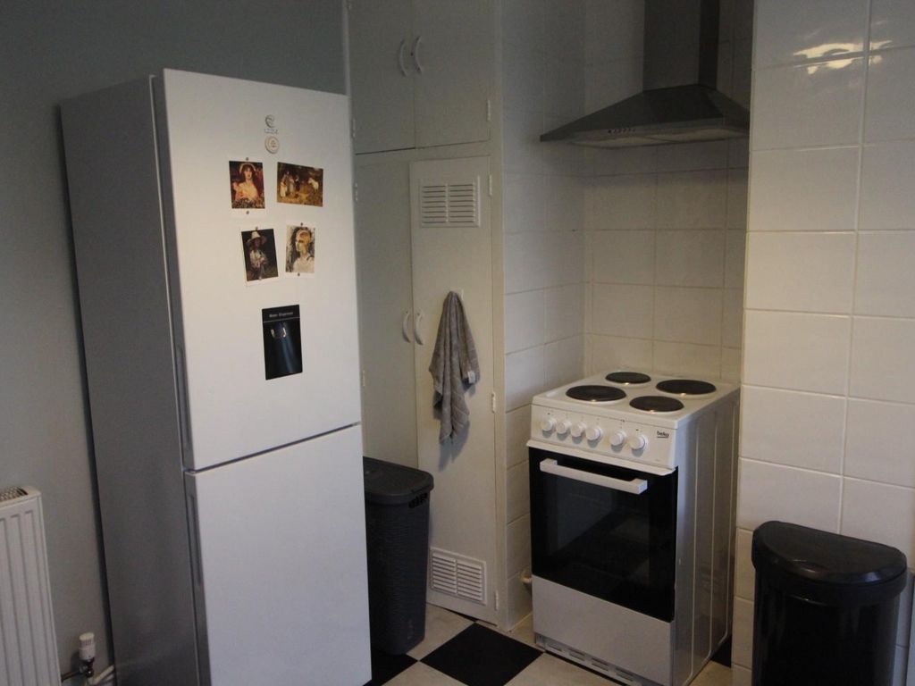2 bed flat to rent in Stuart Road, Highcliffe, Christchurch, Dorset BH23, £1,295 pcm