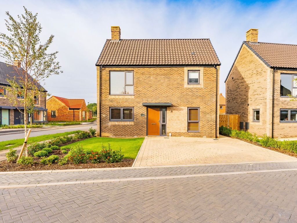 2 bed detached house for sale in Codde Close, Cringleford NR4, £300,000