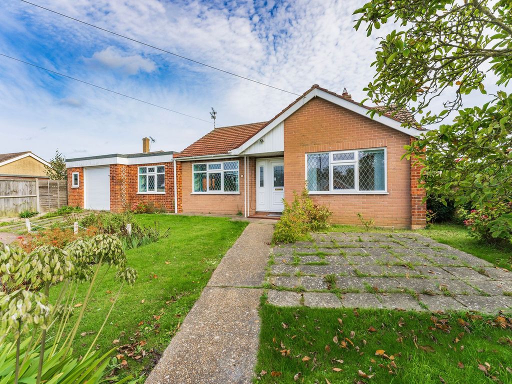 2 bed detached bungalow for sale in Vine Close, Hemsby NR29, £260,000