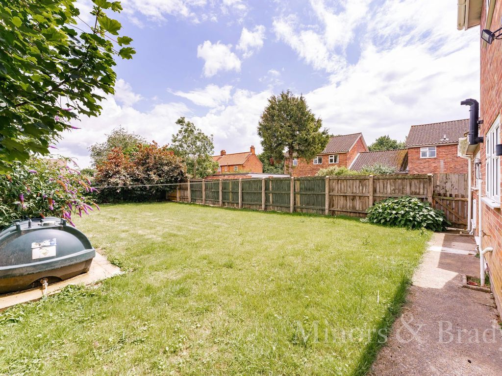3 bed detached house for sale in Kenninghall Road, Banham NR16, £290,000