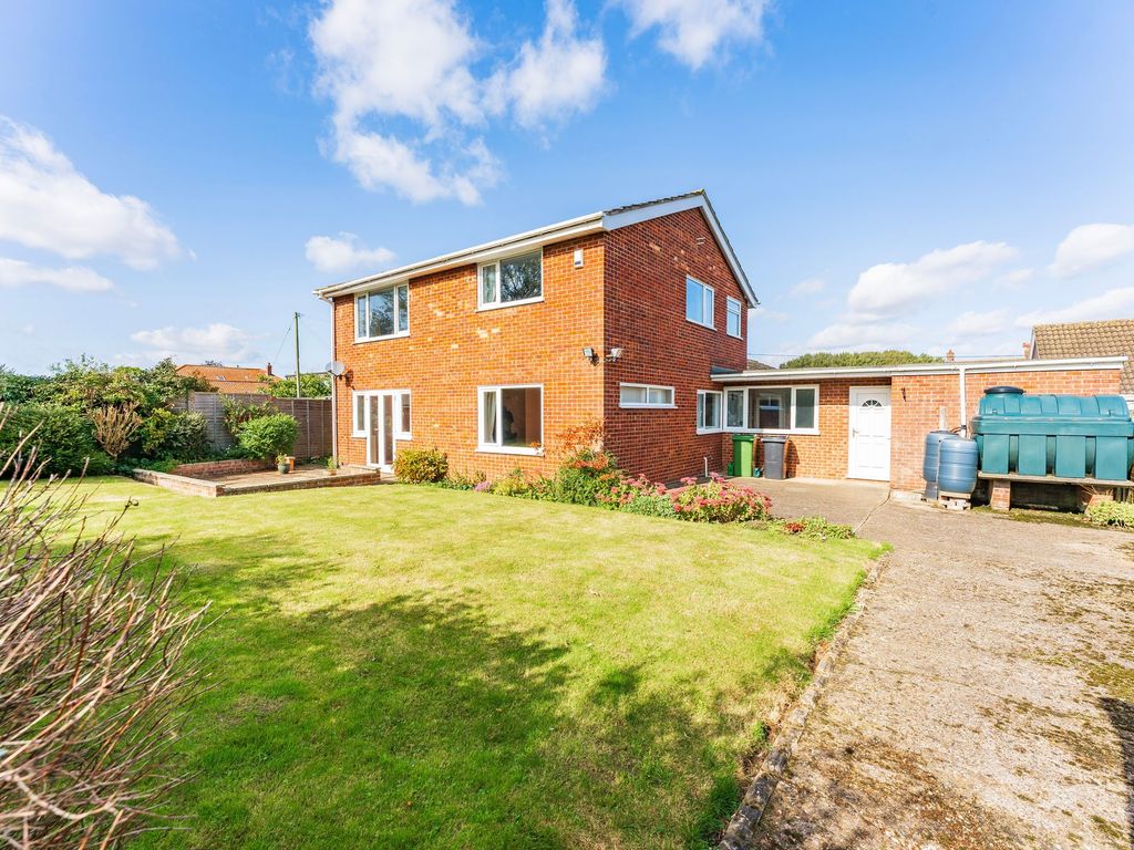 5 bed detached house for sale in The Street, Ashwellthorpe NR16, £450,000