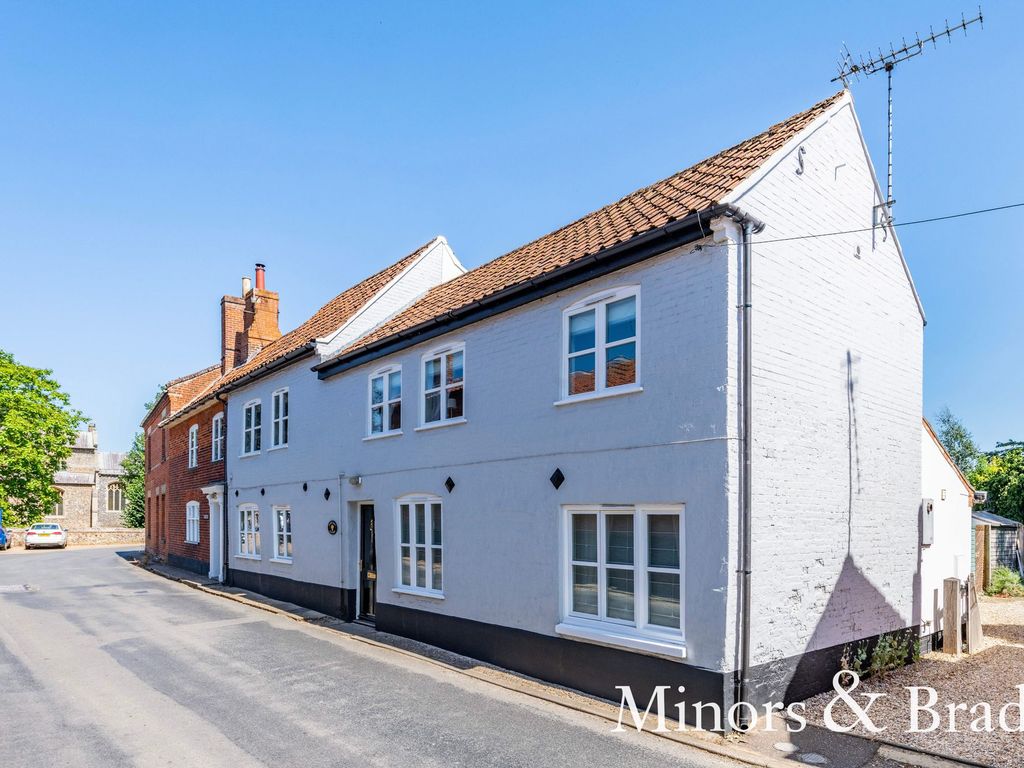3 bed cottage for sale in Church Plain, Mattishall NR20, £300,000