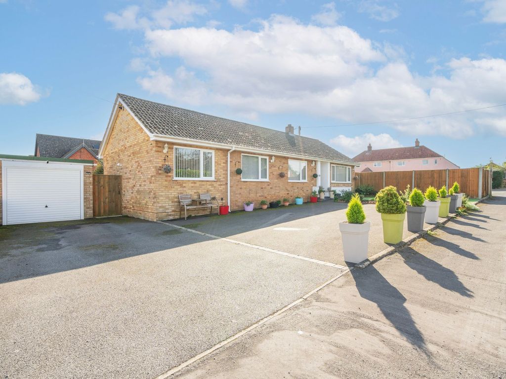 3 bed detached bungalow for sale in Cavell Close, Swardeston NR14, £350,000