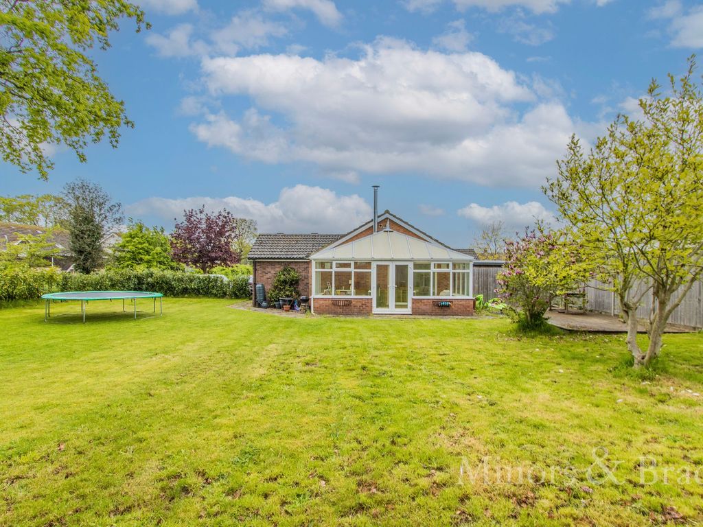 5 bed detached bungalow for sale in Hillside, Chedgrave NR14, £500,000