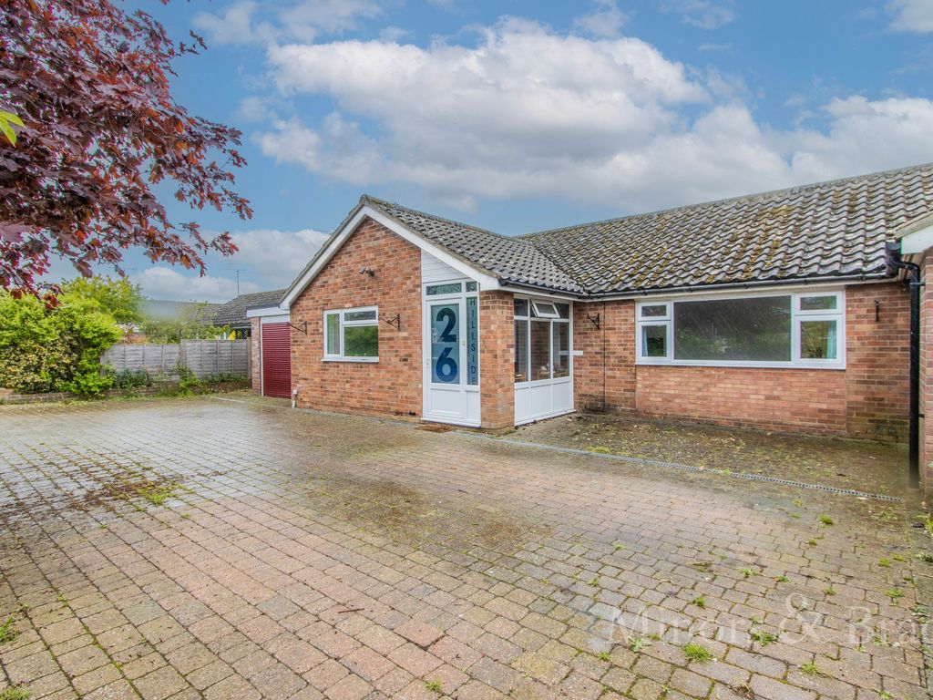 5 bed detached bungalow for sale in Hillside, Chedgrave NR14, £500,000