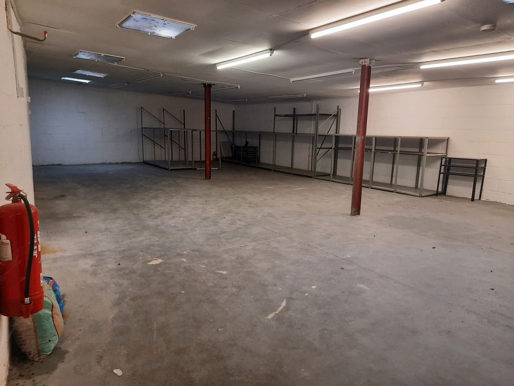 Warehouse for sale in Detached Storage And Distribution Unit, Market Square, Toddington LU5, £200,000