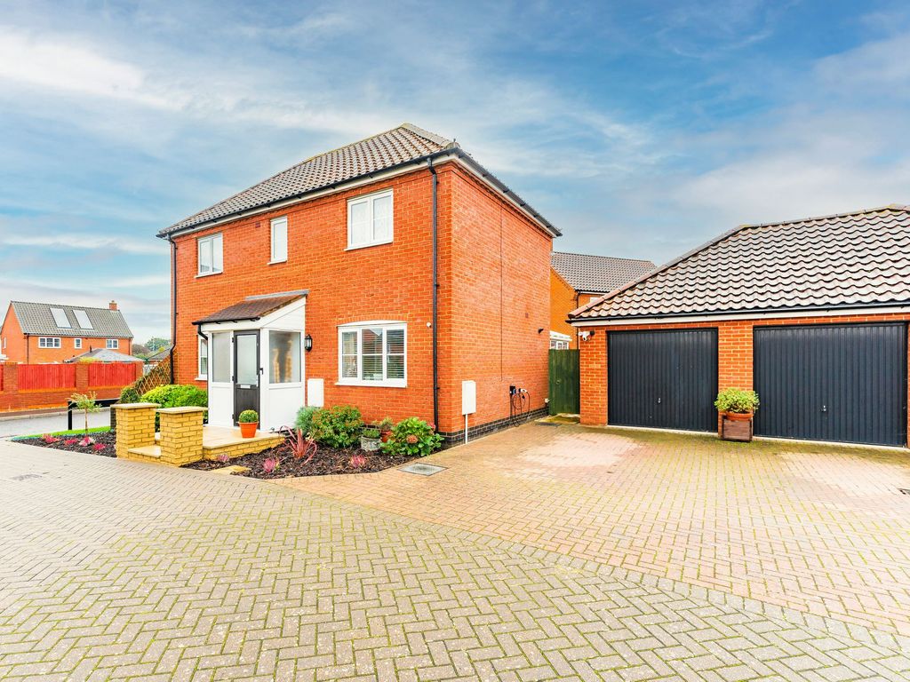 4 bed detached house for sale in Decoy Drive, Hoveton NR12, £390,000