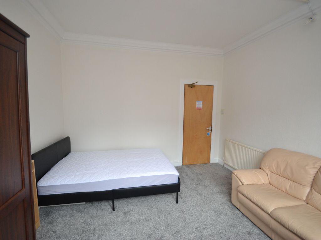 3 bed flat for sale in Bruce St, Stirling, Stirlingshire FK8, £135,000
