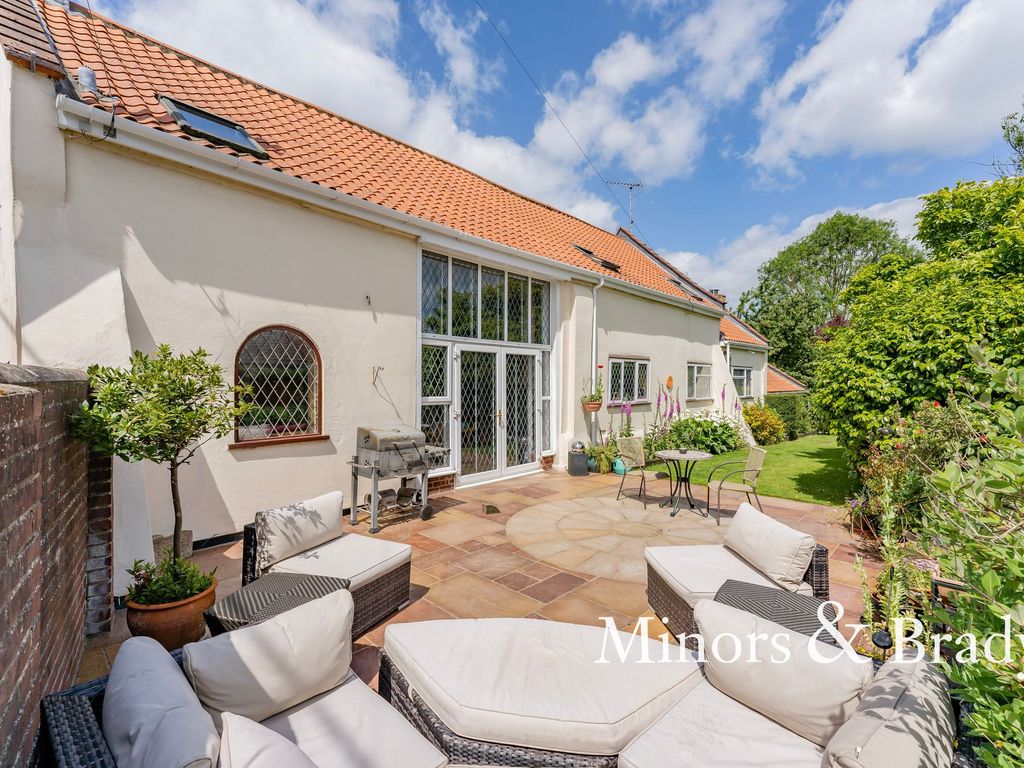 5 bed barn conversion for sale in Happisburgh Road, White Horse Common NR28, £750,000
