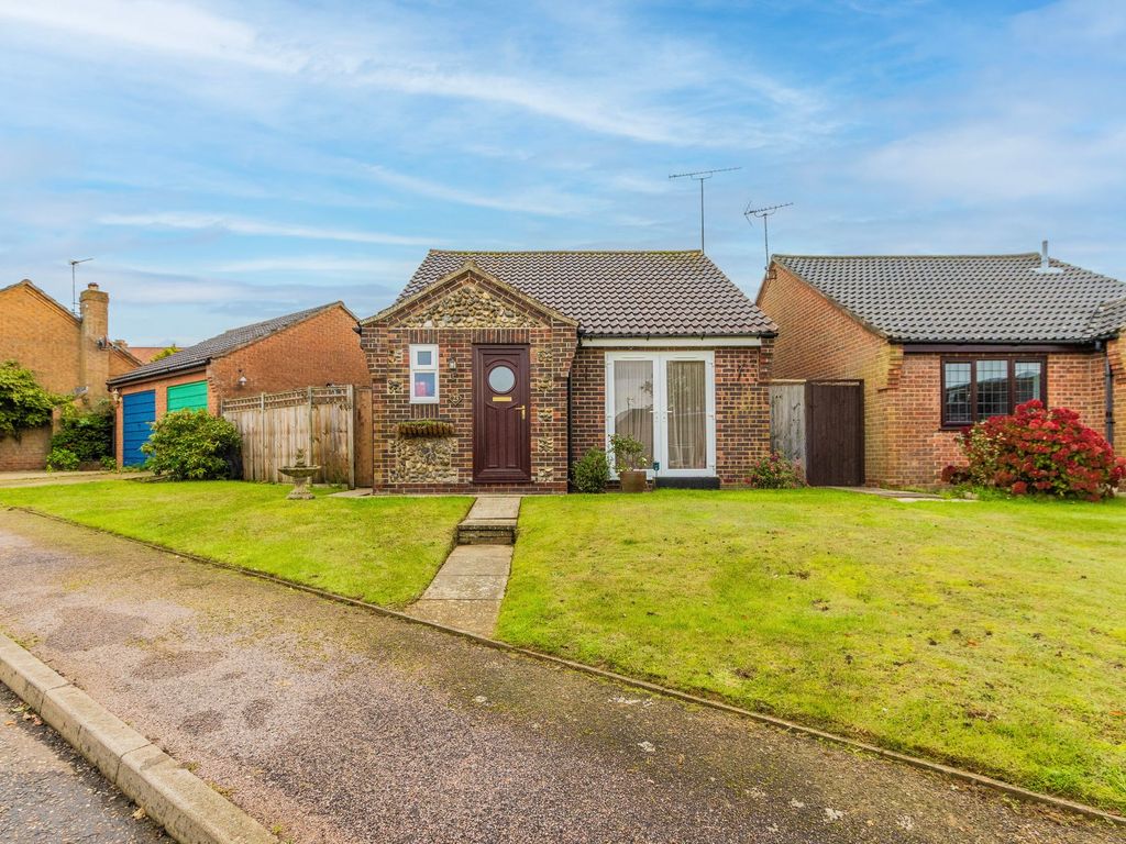 2 bed detached bungalow for sale in Hawthorn Rise, Mundesley NR11, £295,000