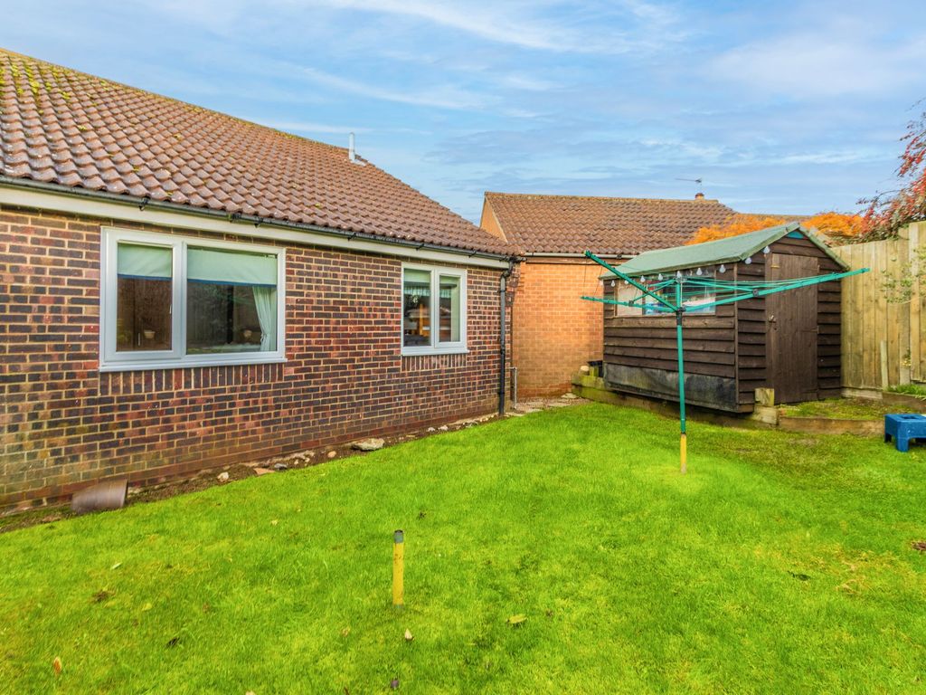 2 bed detached bungalow for sale in Hawthorn Rise, Mundesley NR11, £295,000