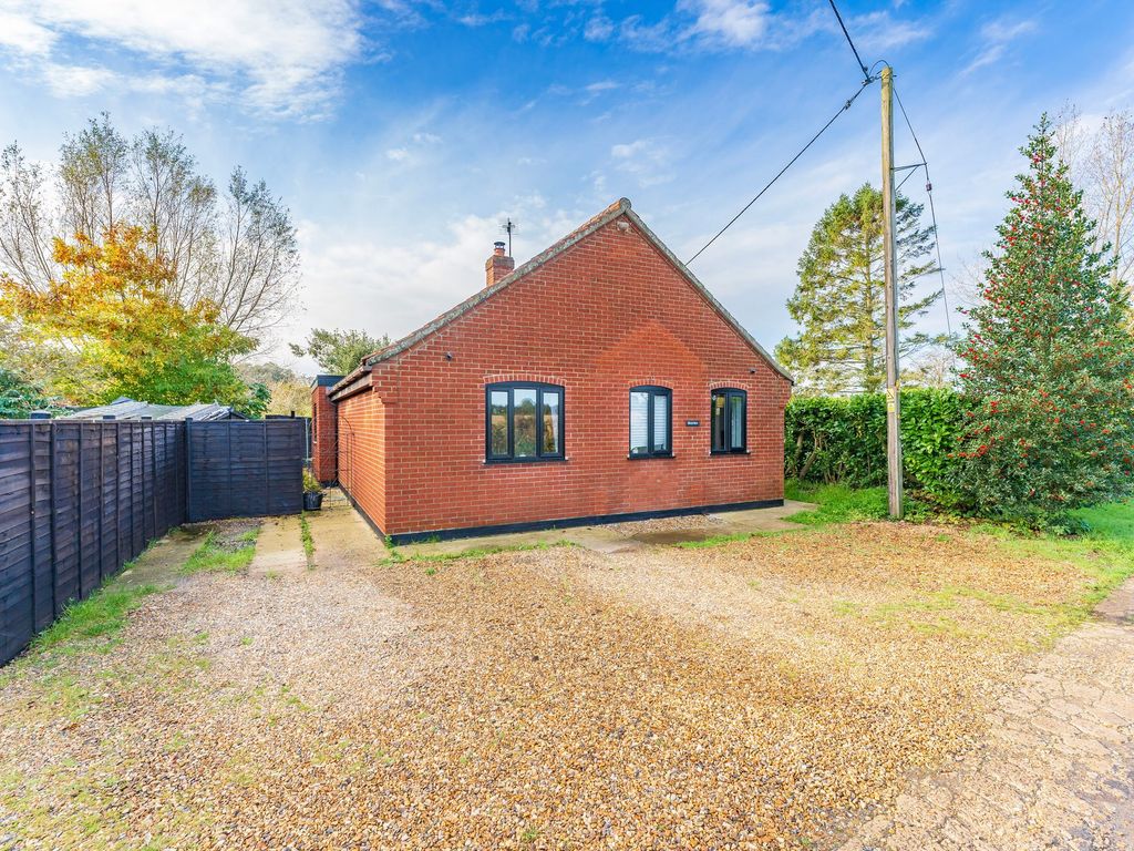 3 bed detached bungalow for sale in Broad Fen Lane, Dilham NR28, £375,000