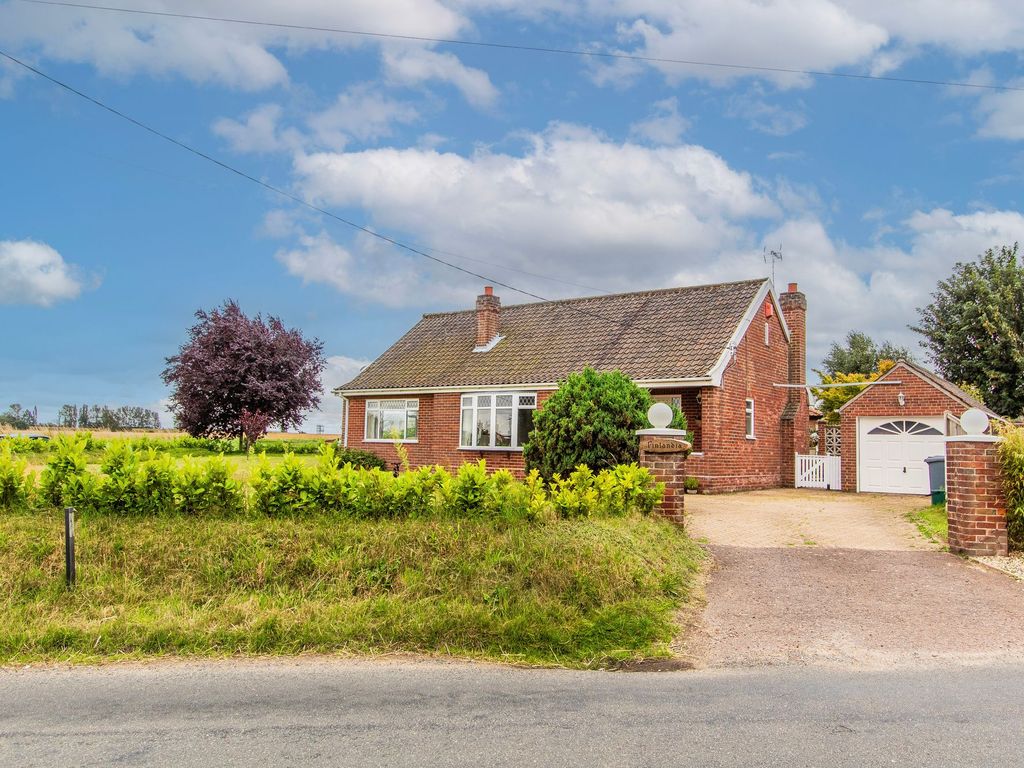 3 bed detached bungalow for sale in Crown Road, Horsham St. Faith NR10, £400,000