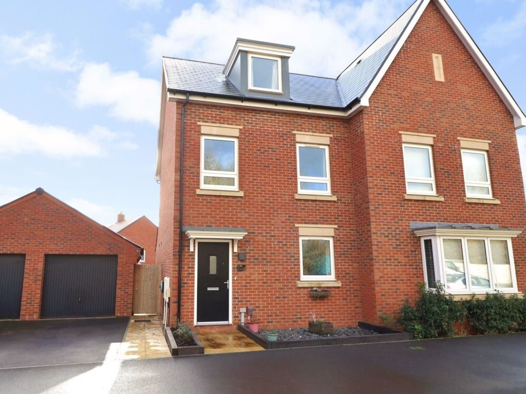 3 bed town house for sale in Kingsman Drive, Botley SO32, £380,000
