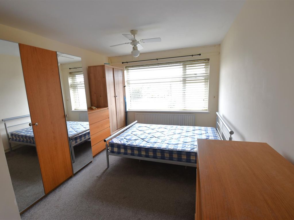 2 bed flat for sale in Crook Log, Bexleyheath DA6, £270,000
