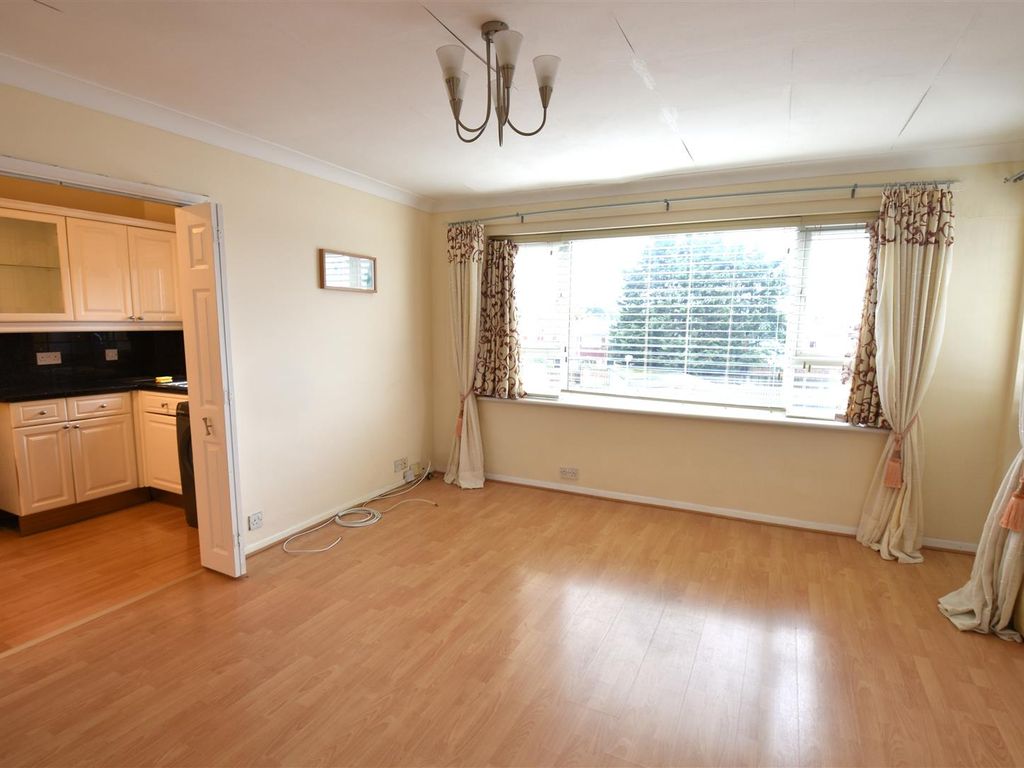 2 bed flat for sale in Crook Log, Bexleyheath DA6, £270,000