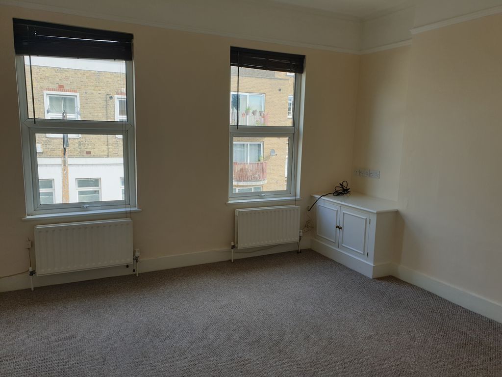 1 bed flat to rent in The Pavement Chapel Road, London SE27, £1,100 pcm