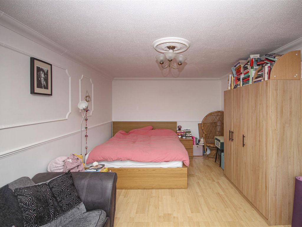 2 bed maisonette for sale in Lucey Way, London SE16, £389,500