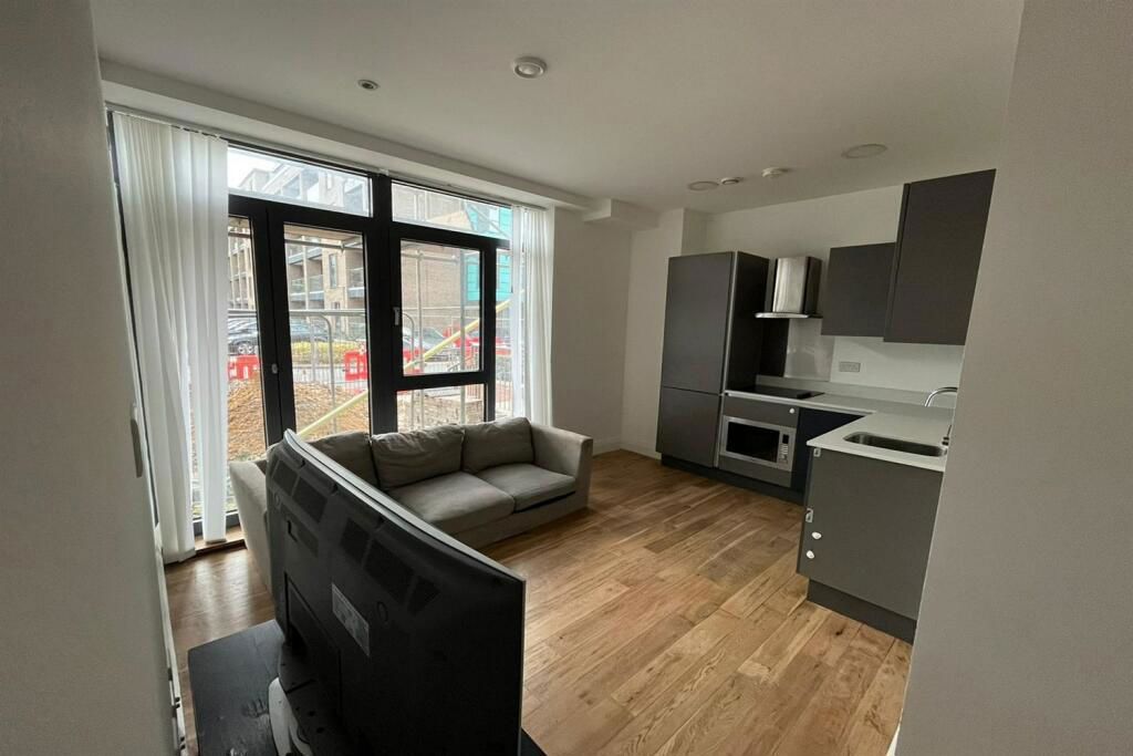 1 bed flat for sale in Brindley Place, Uxbridge UB8, £215,000
