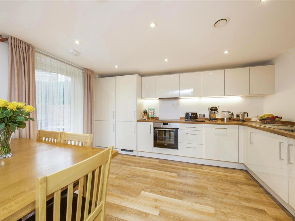 2 bed flat for sale in Clifton Road, Isleworth TW7, £172,000