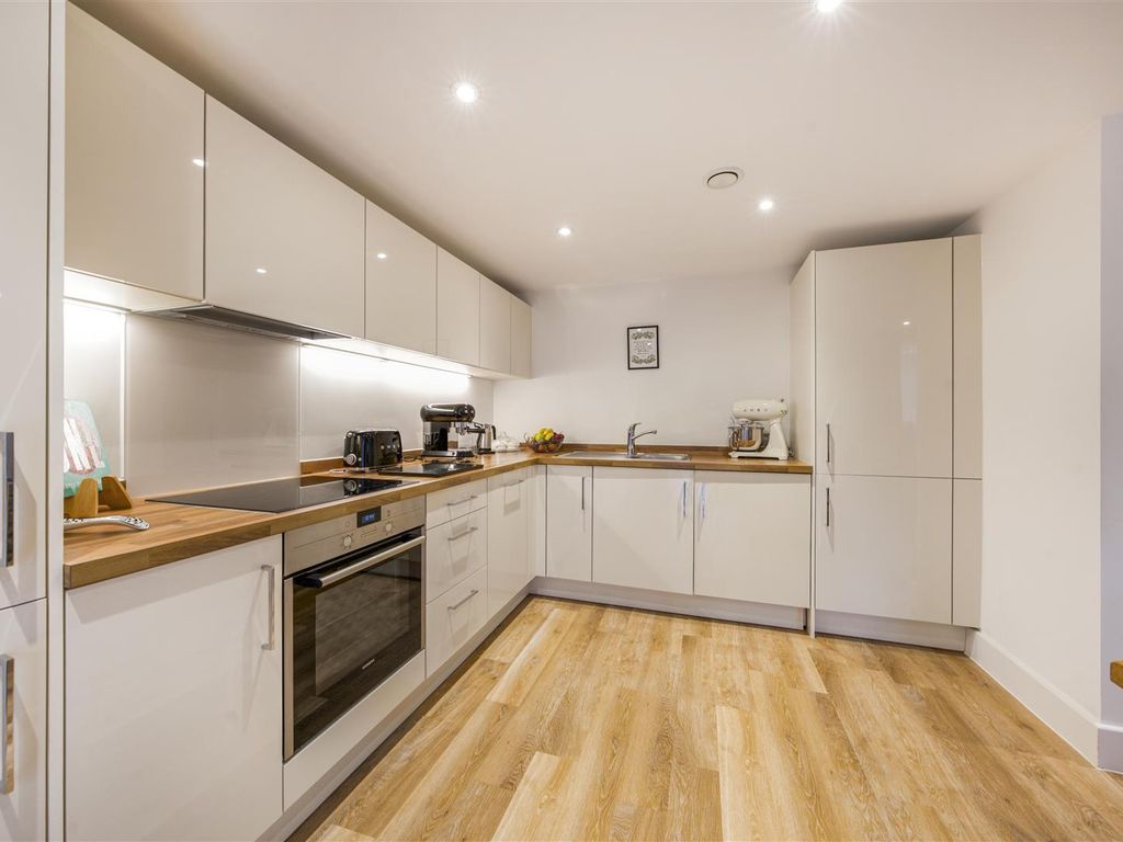 2 bed flat for sale in Clifton Road, Isleworth TW7, £172,000