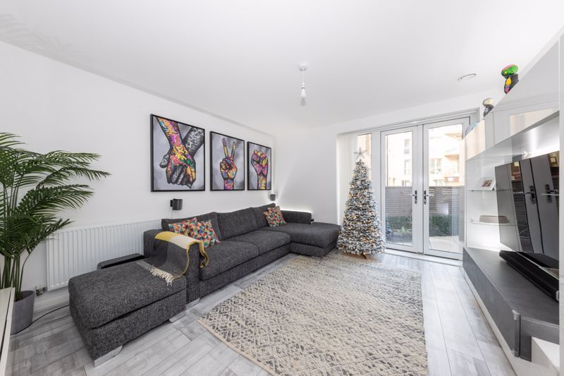 3 bed flat for sale in Corner Mead, London NW9, £625,000