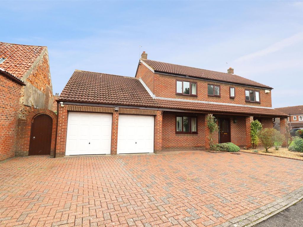 5 bed detached house for sale in High Farm Close, Carlton TS21, £450,000